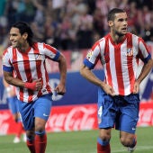 Mario Suárez celebra su gol junto a Falcao