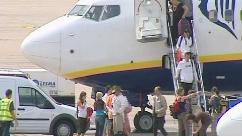 Pasajeros de Ryanair abandonan un avi&oacute;n de la compa&ntilde;&iacute;a