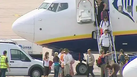 Pasajeros de Ryanair abandonan un avión de la compañía Pasajeros de Ryanair abandonan un avión de la compañía