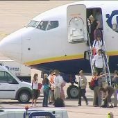 Pasajeros de Ryanair abandonan un avión de la compañía