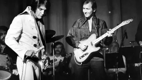 James Burton y Elvis Presley James Burton y Elvis Presley