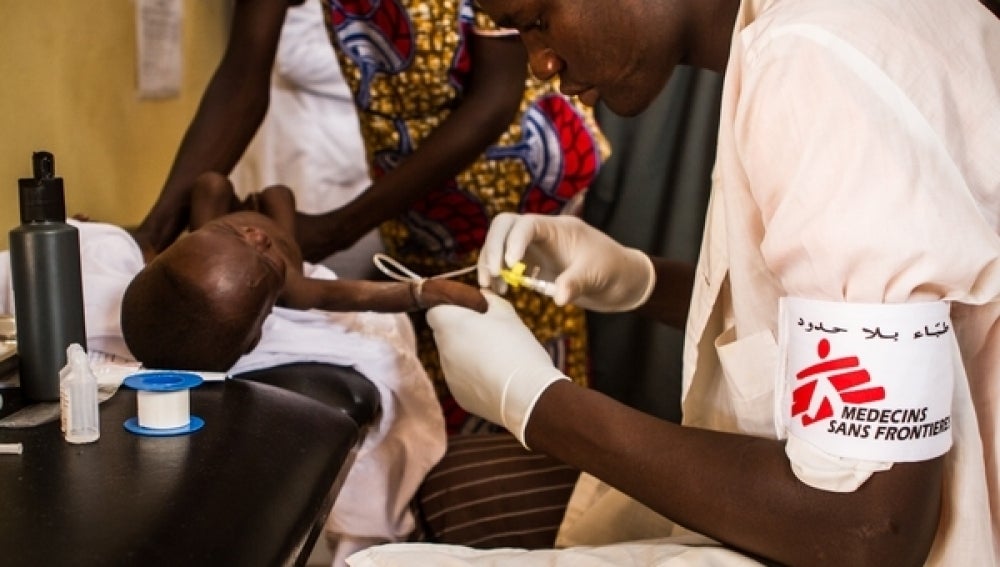Un enfermero de MSF cuida a un niño aquejado de desnutrición