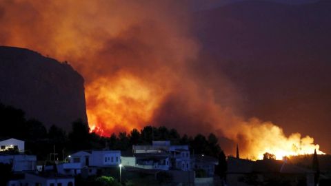 El fuego rodea la urbanizaci&oacute;n "La Ermita" de Chulilla (Valencia). 