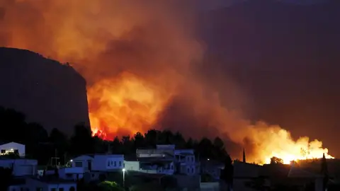 El fuego rodea la urbanización "La Ermita" de Chulilla (Valencia). El fuego rodea la urbanización "La Ermita" de Chulilla (Valencia).