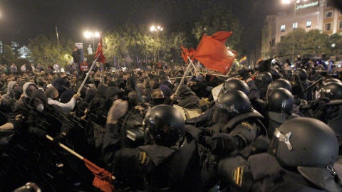 Agentes de polic&iacute;a cargan contra manifestantes en Neptuno