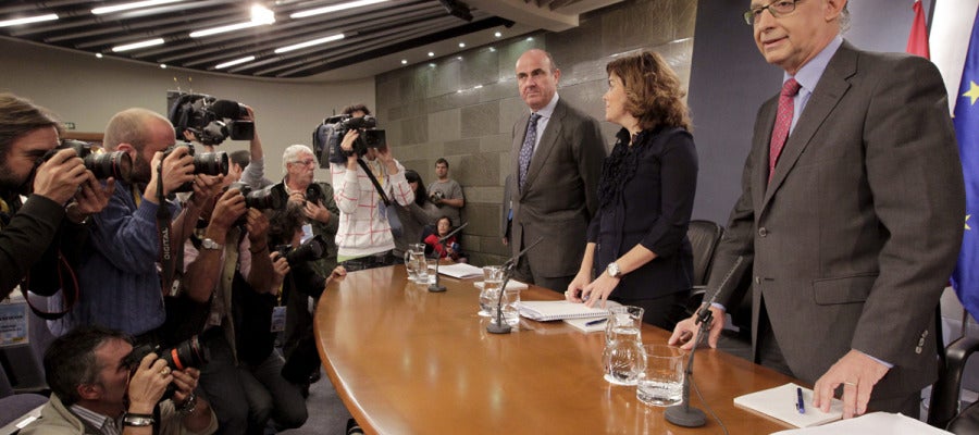 De Guindos, Sáenz de Santamaría y Montoro en la rueda de prensa De Guindos, Sáenz de Santamaría y Montoro en la rueda de prensa