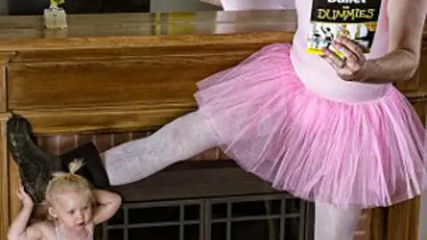 Padre e hija ensayan los movimientos de ballet Padre e hija ensayan los movimientos de ballet