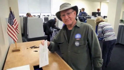 Un norteamericano vota un mes antes de las elecciones