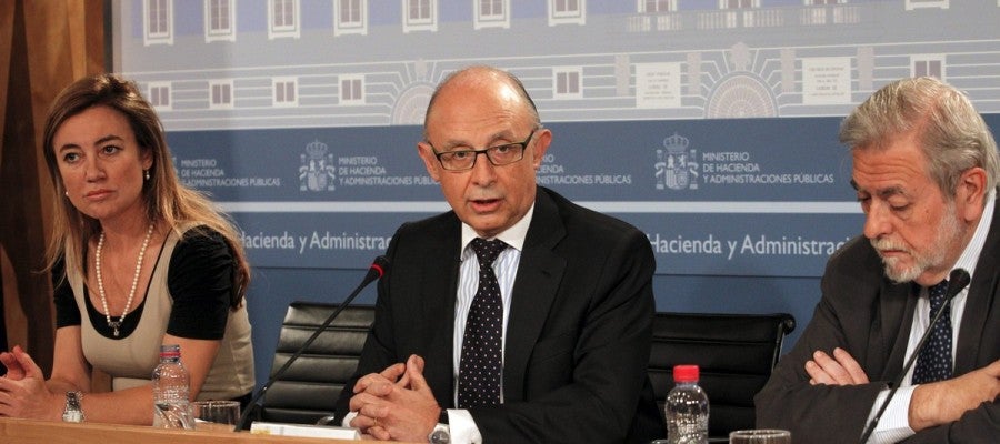 Cristóbal Montoro, junto a los secretarios de Estado de Presupuestos, Marta Fernández Currás, y Administraciones Públicas, Antonio Beteta. Cristóbal Montoro, junto a los secretarios de Estado de Presupuestos, Marta Fernández Currás, y Administraciones Públicas, Antonio Beteta.