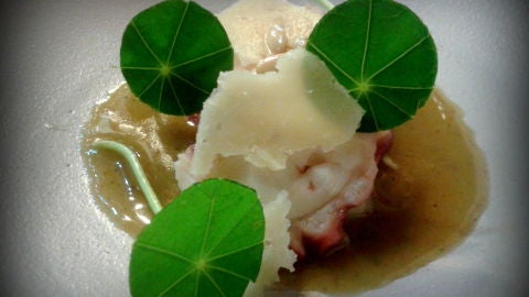 &Ntilde;oquis de patata con pesto, pulpo y queso