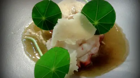 Ñoquis de patata con pesto, pulpo y queso Ñoquis de patata con pesto, pulpo y queso