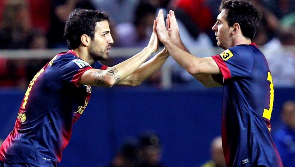 Cesc Fábregas y Leo Messi celebran un gol