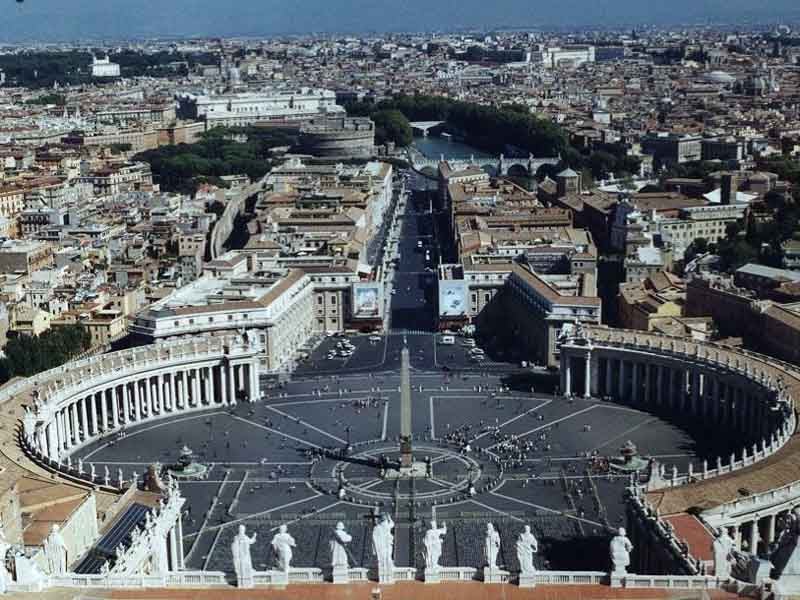 El Vaticano detiene a un religioso español por sustraer documentos reservados El Vaticano detiene a un religioso español por sustraer documentos reservados