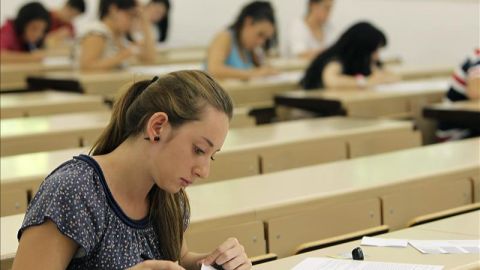 Estudiantes durante un examen