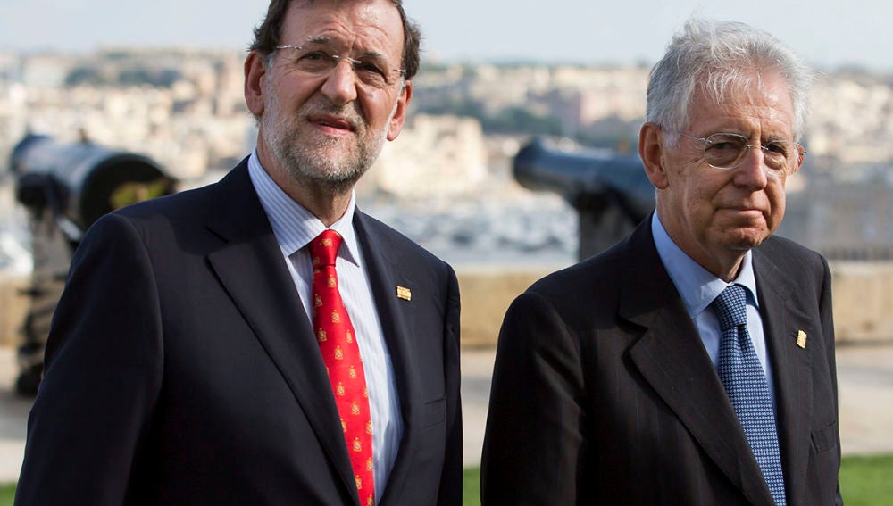 El presidente del gobierno español, Mariano Rajoy, y el primer ministro italiano, Mario Monti, en la cumbre del grupo "Cinco más Cinco" en La Valeta, Malta.