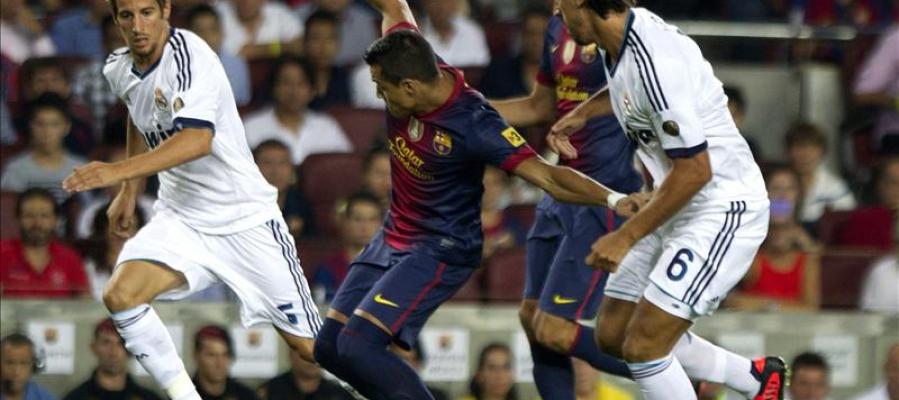 Alexis lucha el balón con Coentrao y Khedira Alexis lucha el balón con Coentrao y Khedira