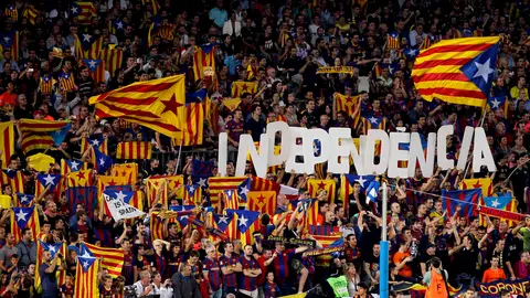 Aficionados del Barcelona muestran banderas "esteladas" durante el partido Aficionados del Barcelona muestran banderas "esteladas" durante el partido