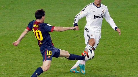 Messi intenta robar la pelota a Cristiano Ronaldo
