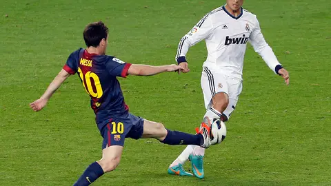 Messi intenta robar la pelota a Cristiano Ronaldo Messi intenta robar la pelota a Cristiano Ronaldo