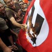 Queman la bandera nazi en Atenas