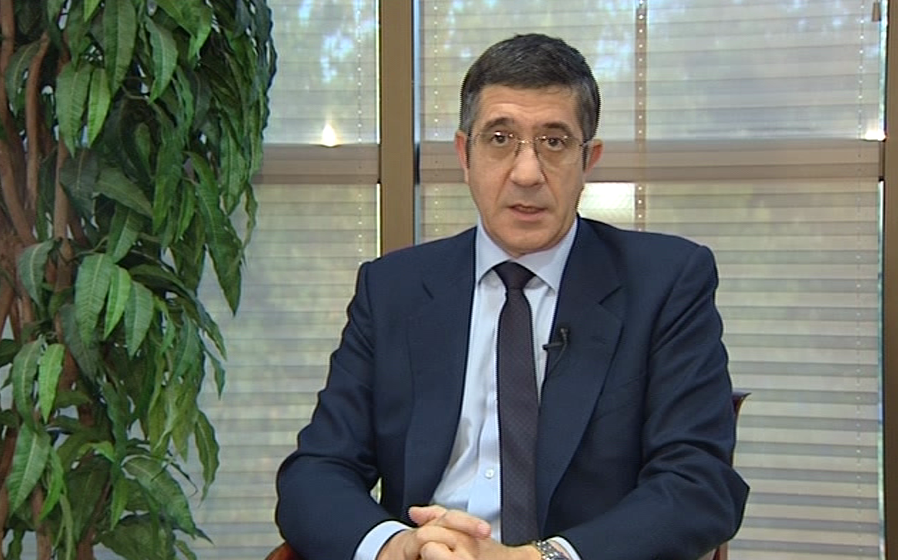 El domingo por la noche se mirará al espejo y empezará a ver a un hombre distinto El domingo por la noche se mirará al espejo y empezará a ver a un hombre distinto