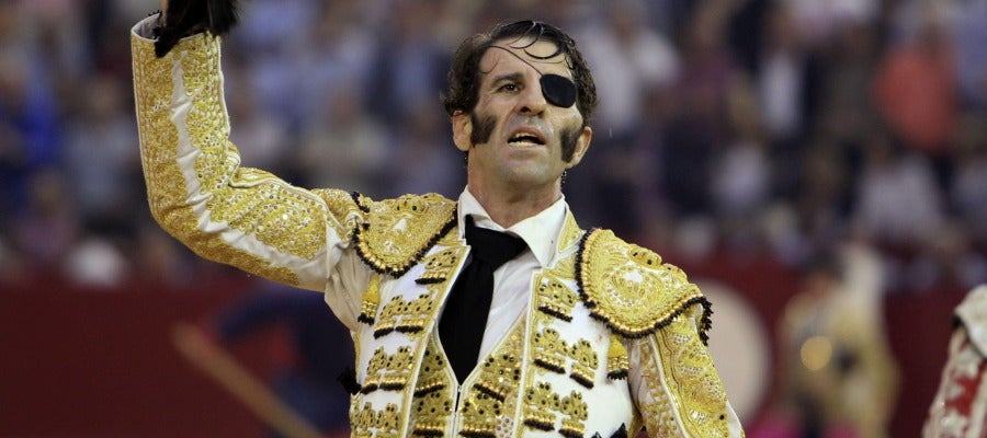 Juan José Padilla da la vuelta al ruedo Juan José Padilla da la vuelta al ruedo