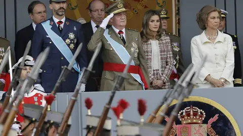 Los Reyes y los Príncipes durante el desfile de la Fiesta Nacional Los Reyes y los Príncipes durante el desfile de la Fiesta Nacional