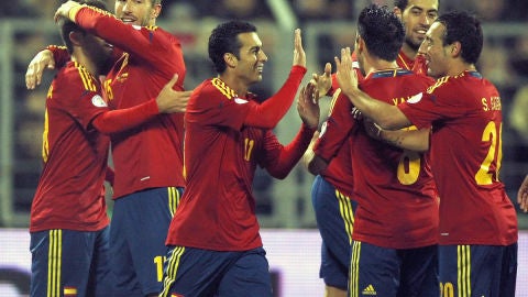 Pedro celebra uno de sus tres goles ante Bielorrusia