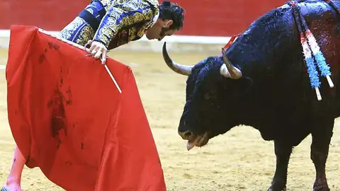 Juan Jose Padilla reta a su primer toro en la corrida de Feria del Pilar de Zaragoza Juan Jose Padilla reta a su primer toro en la corrida de Feria del Pilar de Zaragoza