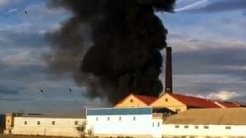 Incendio en una f&aacute;brica de pl&aacute;sticos en Granada