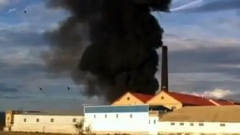 Incendio en una fábrica de plásticos en Granada Incendio en una fábrica de plásticos en Granada