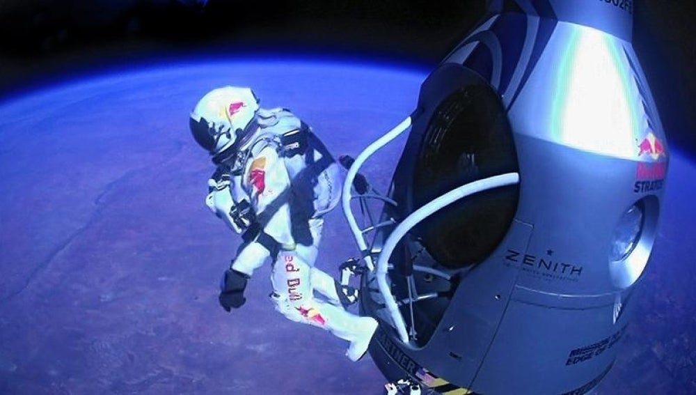  Felix Baumgartner durante su salto estratosférico