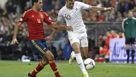 Sergi Busquets presiona a Karim Benzema Sergi Busquets presiona a Karim Benzema