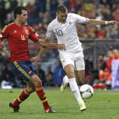 Sergi Busquets presiona a Karim Benzema