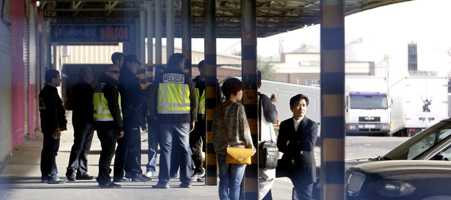 Agentes de la Policía Nacional y ciudadanos chinos durante el registro a negocios en el polígono industrial Cobo Calleja, de Fuenlabrada Agentes de la Policía Nacional y ciudadanos chinos durante el registro a negocios en el polígono industrial Cobo Calleja, de Fuenlabrada