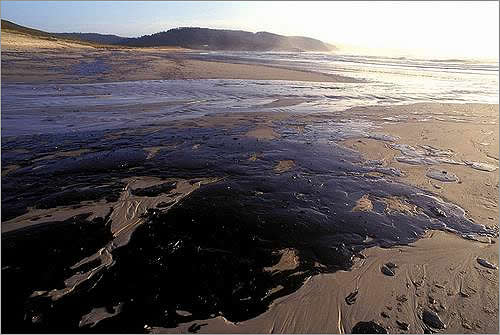 Paco Gámez: 'Bombardear el petróleo del Prestige era la menos mala de todas las soluciones' Paco Gámez: 'Bombardear el petróleo del Prestige era la menos mala de todas las soluciones'