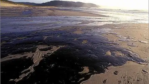 Playa de Nemiña cubierta de fuel Playa de Nemiña cubierta de fuel
