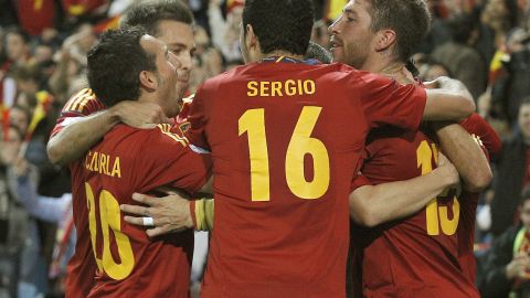 Los jugadores de la selecci&oacute;n espa&ntilde;ola celebran el gol de Sergio Ramos.
