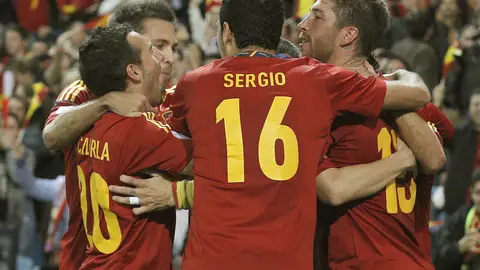 Los jugadores de la selección española celebran el gol de Sergio Ramos. Los jugadores de la selección española celebran el gol de Sergio Ramos.