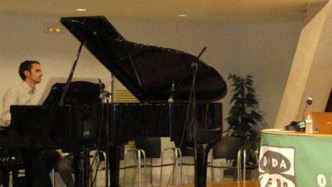 Al piano, Jos&eacute; Alberto Aznar que ha compuesto la obra Cebrius dedicada a Juan Antonio Cebri&aacute;n por el V aniversario de su fallecimiento