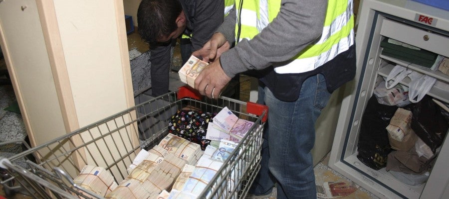 Agentes de la Policía Nacional con parte del material intervenido en la "operación Emperador" Agentes de la Policía Nacional con parte del material intervenido en la "operación Emperador"
