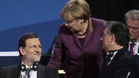 Mariano Rajoy conversa con la canciller alemana, Angela Merkel Mariano Rajoy conversa con la canciller alemana, Angela Merkel