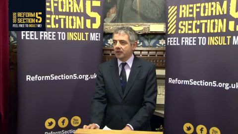 Rowan Atkinson defiende, con un discurso, la legalizaci&oacute;n del insulto en Reino Unido