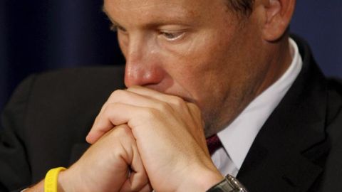 Lance Armstrong pasa sus momentos m&aacute;s dif&iacute;ciles a la espera de la decisi&oacute;n de la UCI