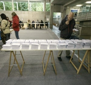 Votantes pasando por las urnas en el País Vasco Votantes pasando por las urnas en el País Vasco