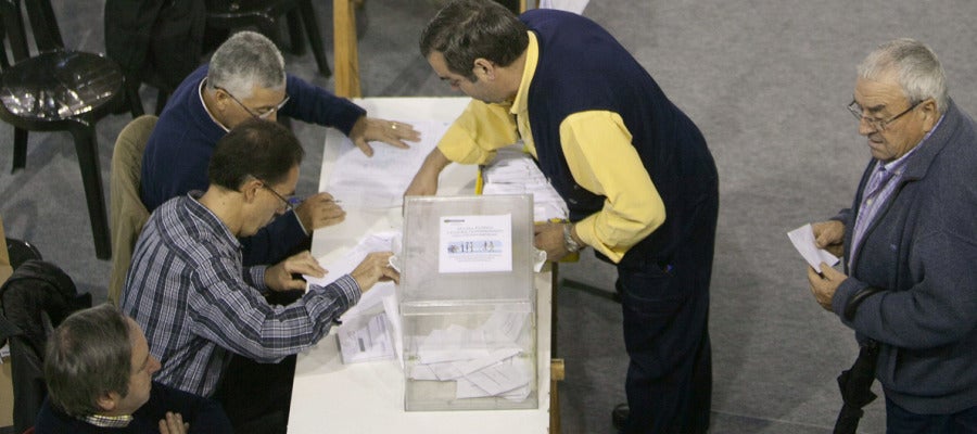 Varios ciudadanos ejercen su derecho al voto Varios ciudadanos ejercen su derecho al voto