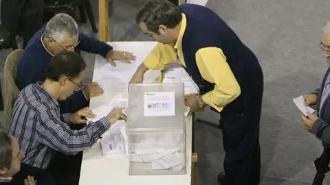 Varios ciudadanos ejercen su derecho al voto Varios ciudadanos ejercen su derecho al voto