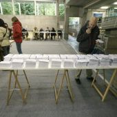 Un votante elige su papeleta en un colegio electoral situado en un centro cívico de Vitoria.
