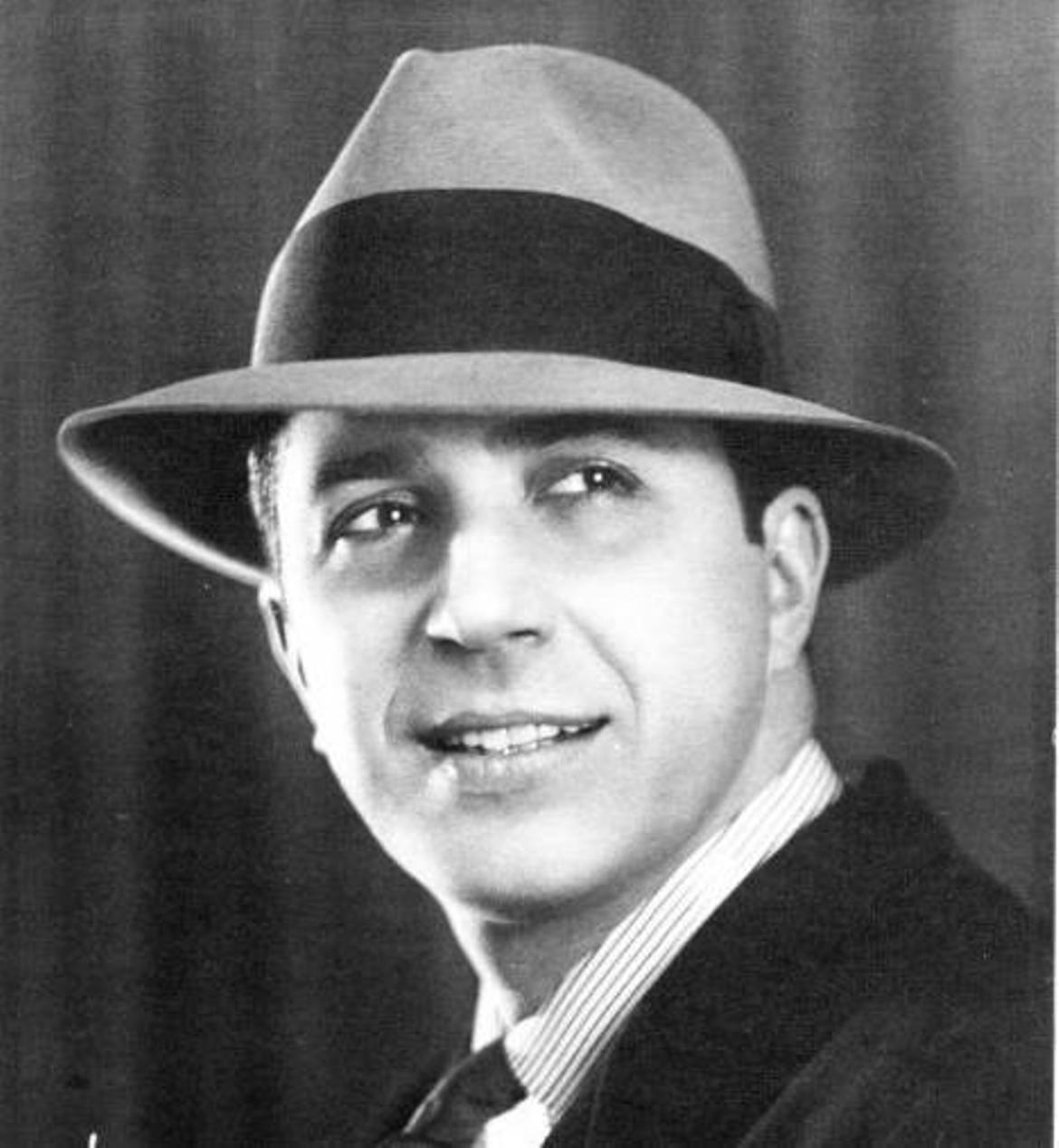 Cápsula del tiempo: Homenaje a Carlos Gardel en el 83 aniversario de su muerte Cápsula del tiempo: Homenaje a Carlos Gardel en el 83 aniversario de su muerte