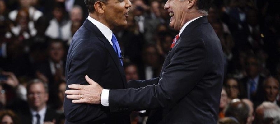Obama y Romney se saludan al final del tercer debate electoral. Obama y Romney se saludan al final del tercer debate electoral.